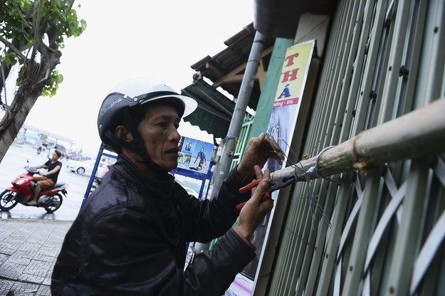 Người dân cột chặt cửa, bảo vệ nhà