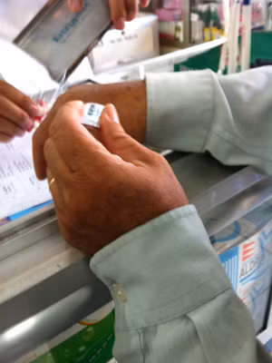 Một người nhà bệnh nhân ung thư mua thuốc morphine tại nhà thuốc M.Th ở quận Bình Thạnh. Ảnh: L.N