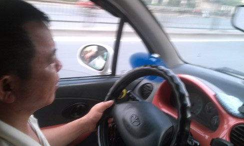 Xe taxi gắn quạt con cóc. Ảnh: Sỹ Lực 