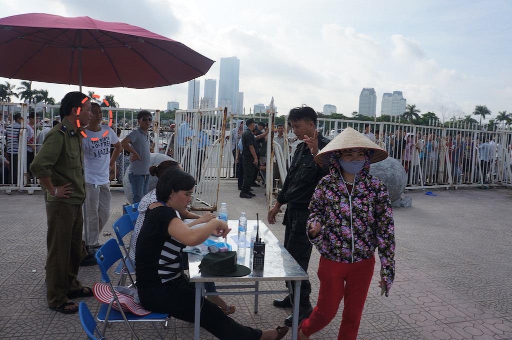 "Người quen" (áo trắng, dấu đỏ)của lực lượng an ninh, nhân viên sân Mỹ Đình theo cửa ngách vào chờ nhận tích kê mua vé và không cần mất nhiều giờ đồng hồ xếp hàng như hàng ngàn người hâm mộ đội nắng xếp hàng bên ngoài sân Mỹ Đình.