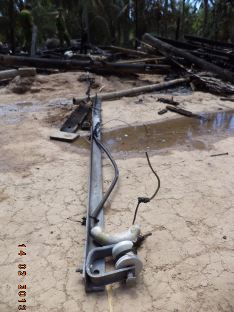 Cột điện bị cháy ngã ngang