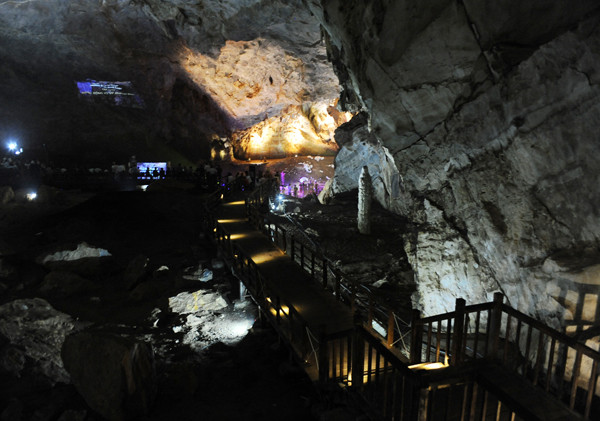 Động Thiên Đường có cầu gỗ dài nhất. Hệ thống hành lang đường dẫn trong hang Động Thiên Đường được làm bằng chất liệu gỗ Táu có chiều dài gần 1.000m, chiều rộng 2,1 m. Hai bên là hệ thống lan can vững chắc.