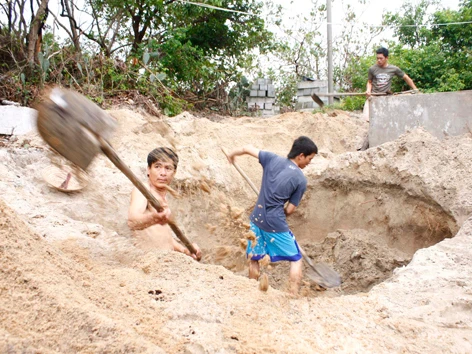 Người dân xã Duy Nghĩa (Duy Xuyên, Quảng Nam) đào hầm trú bão. Ảnh: Nguyễn Thành