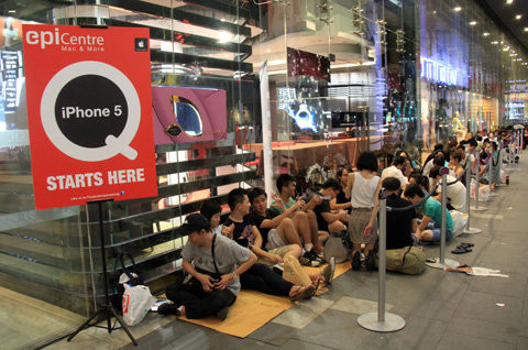 Dòng người xếp hàng chờ mua iPhone 5 tại Singapore