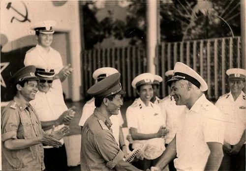 Một hình ảnh về sự hợp tác giữa Quân đội 2 nước Liên Xô và Việt Nam tại Quân cảng Cam Ranh, năm 1988. Ảnh tư liệu.