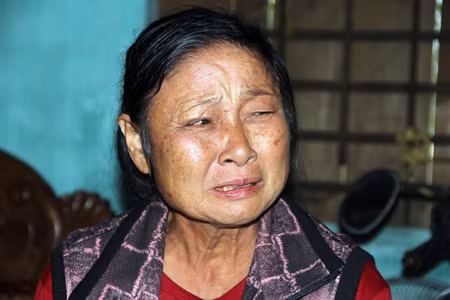 Bà Nhân không giấu được cảm xúc tủi hờn khi nhớ lại những ngày xa gia đình. Bà Nhân không giấu được cảm xúc tủi hờn khi nhớ lại những ngày xa gia đình