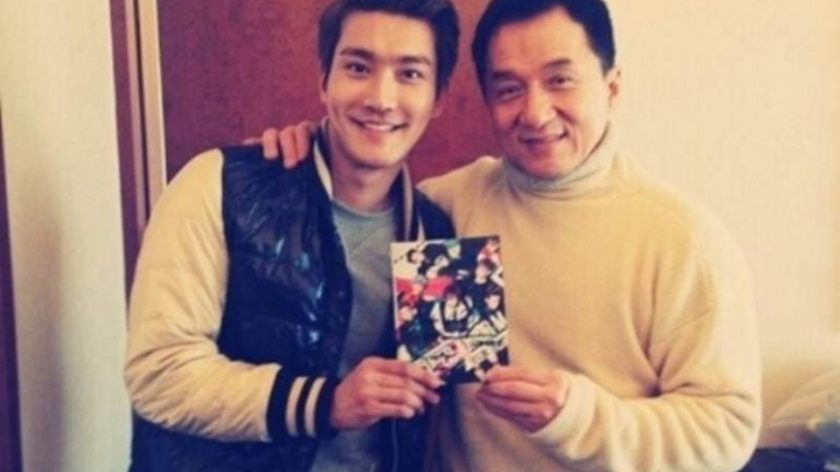 Bức ảnh chụp chung với Thành Long của Siwon trên Twitter