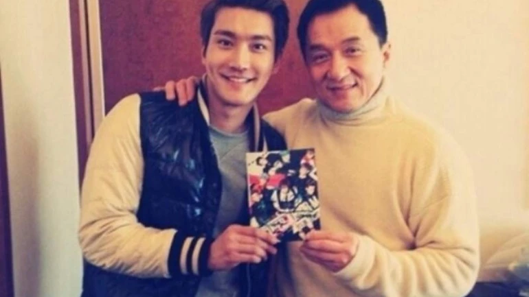 Bức ảnh chụp chung với Thành Long của Siwon trên Twitter