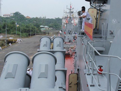 Cận cảnh những ống phóng tên lửa U-ran trên tàu. Cận cảnh những ống phóng tên lửa U-ran trên tàu