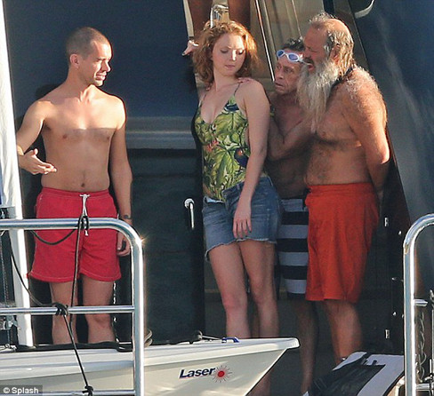 Bộ đôi đã có những giây phút vui vẻ trên chiếc du thuyền hạng sang. Bộ đôi đã có những giây phút vui vẻ trên chiếc du thuyền hạng sang