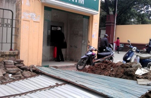 Thậm chí, cây ATM này bị uy hiếp cả tháng trời vì cảnh đào xới, ngổn ngang đất cát