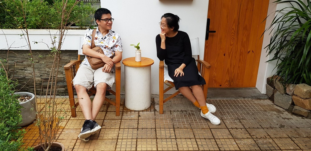 Bộ đôi tác giả Nhựt Hoàng+ gồm chị Minh Nhựt (Cá Bơi Ngửa) và anh Trần Hoàng (Hoàng Mitu). Bộ đôi tác giả Nhựt Hoàng+ gồm chị Minh Nhựt (Cá Bơi Ngửa) và anh Trần Hoàng (Hoàng Mitu).