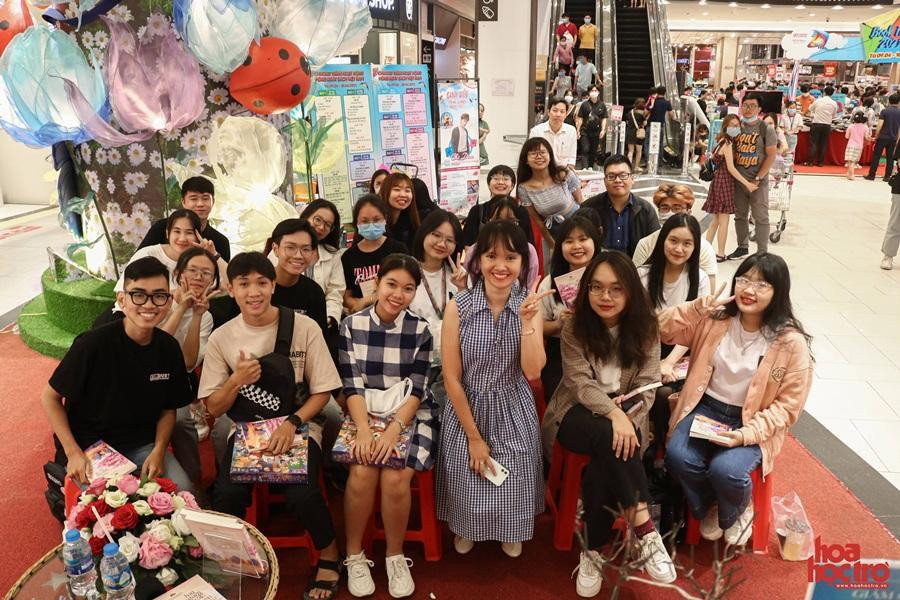 "Hãy không ngừng hoàn thiện bản thân!", Ploy nhắn nhủ đến độc giả. "Hãy không ngừng hoàn thiện bản thân!", Ploy nhắn nhủ đến độc giả.