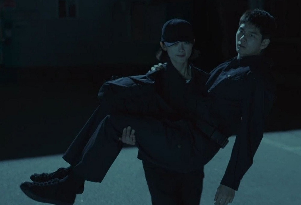 Strong Girl Nam Soon tái hiện "bế công chúa", vẫn hài té ghế. Strong Girl Nam Soon tái hiện "bế công chúa", vẫn hài té ghế.