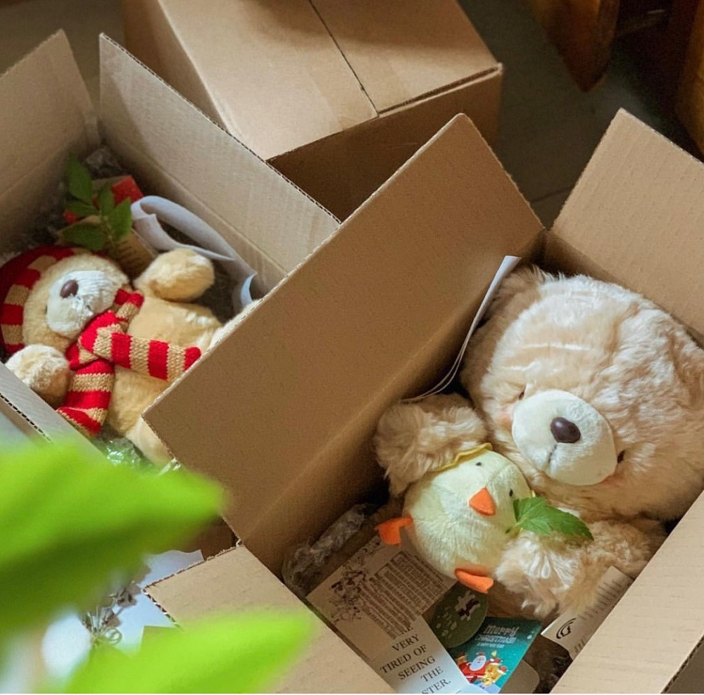 Gấu bông nhà Dino được đóng gói cẩn thận kèm quà, sticker cho khách.