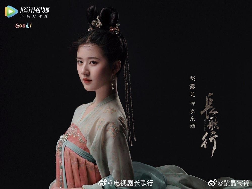 Triệu Lộ Tư vai Lý Lạc Yên. Triệu Lộ Tư vai Lý Lạc Yên.