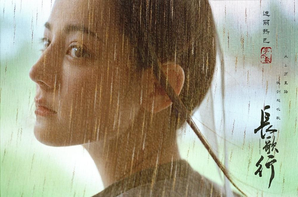 Về sau, tổ tạo hình có tâm hơn, Địch Lệ Nhiệt Ba khi giả trai rất anh khí. Về sau, tổ tạo hình có tâm hơn, Địch Lệ Nhiệt Ba khi giả trai rất anh khí.