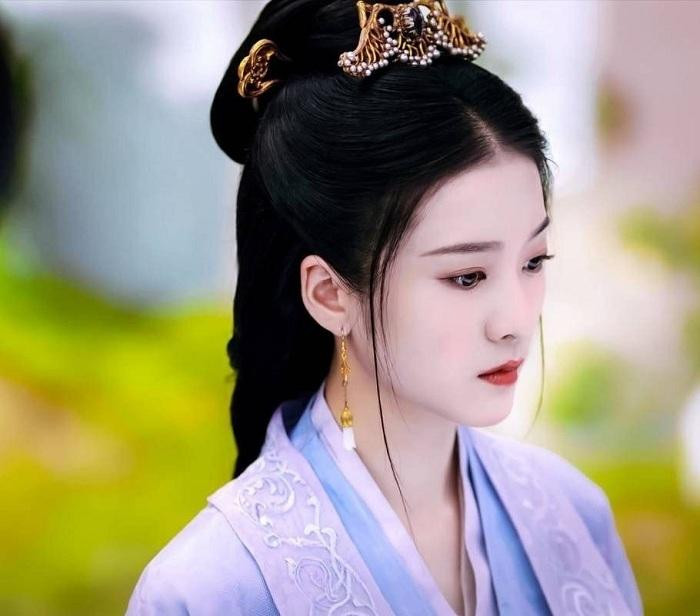 Hai sợi râu tóc khiến Trương Tuyết Nghênh thêm xinh đẹp.