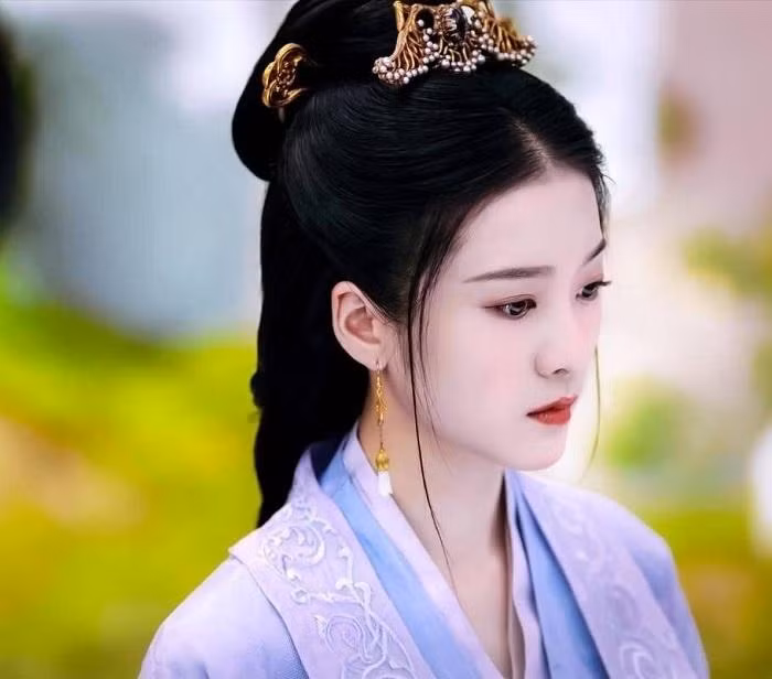 Hai sợi râu tóc khiến Trương Tuyết Nghênh thêm xinh đẹp.