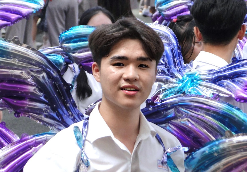 Bạn nam sinh trong "trang phục" riêng của lớp. Bạn nam sinh trong "trang phục" riêng của lớp.