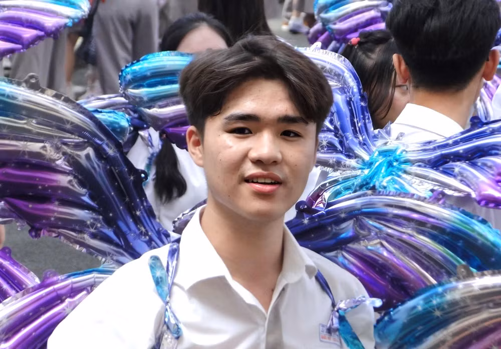 Bạn nam sinh trong "trang phục" riêng của lớp.