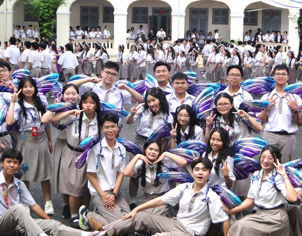 Teen biến tấu bộ đồng phục trường rất có "chất riêng". Teen biến tấu bộ đồng phục trường rất có "chất riêng".