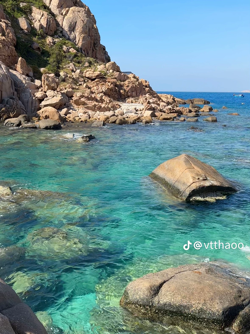 Nước biển màu ngọc bích trong vắt. Ảnh: @vtthao Nước biển màu ngọc bích trong vắt. Ảnh: @vtthao