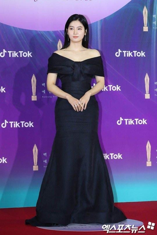 Park Joo Hyun trông khá dừ với chiếc đầm đen. Nữ diễn viên gây ấn tượng qua hai tựa phim nặng đô gần đây là Extracurricular (Hoạt động ngoại khóa) và Mouse.