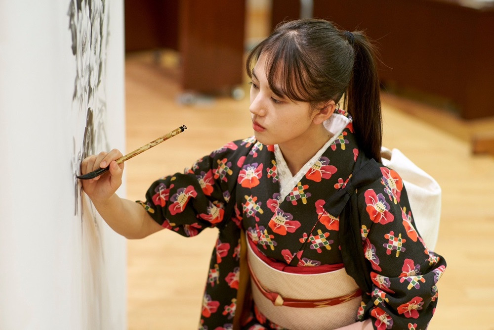 Kiyohara Kaya trong Những Nét Bút Diệu Kỳ. Kiyohara Kaya trong Những Nét Bút Diệu Kỳ.