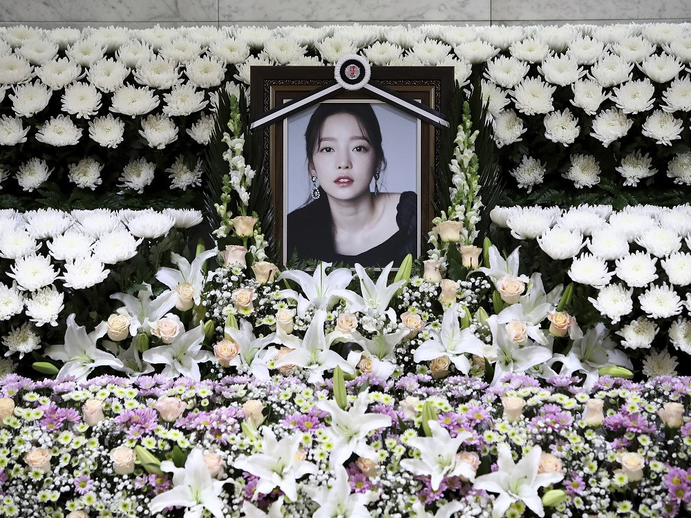 Goo Hara qua đời vào năm 2019, khi chỉ mới 28 tuổi. Goo Hara qua đời vào năm 2019, khi chỉ mới 28 tuổi.