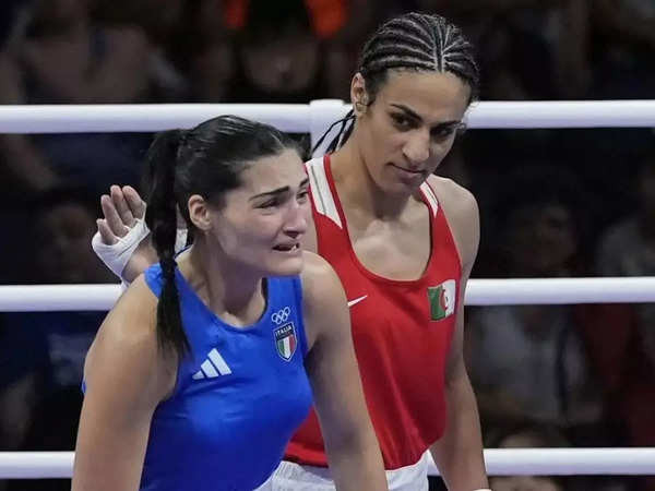 Imane Khelif (áo đỏ) và Angela Carini (áo xanh). Imane Khelif (áo đỏ) và Angela Carini (áo xanh).