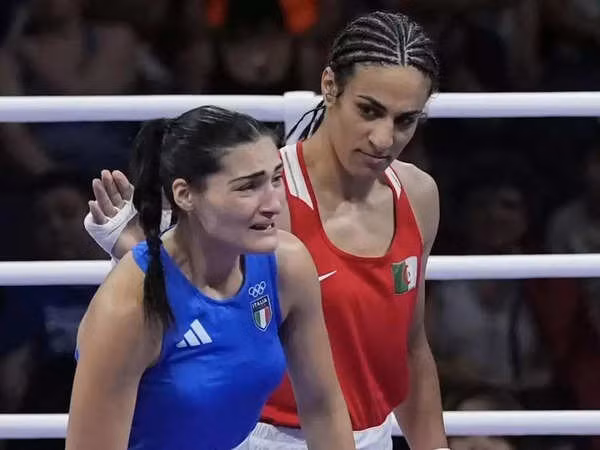 Imane Khelif (áo đỏ) và Angela Carini (áo xanh).