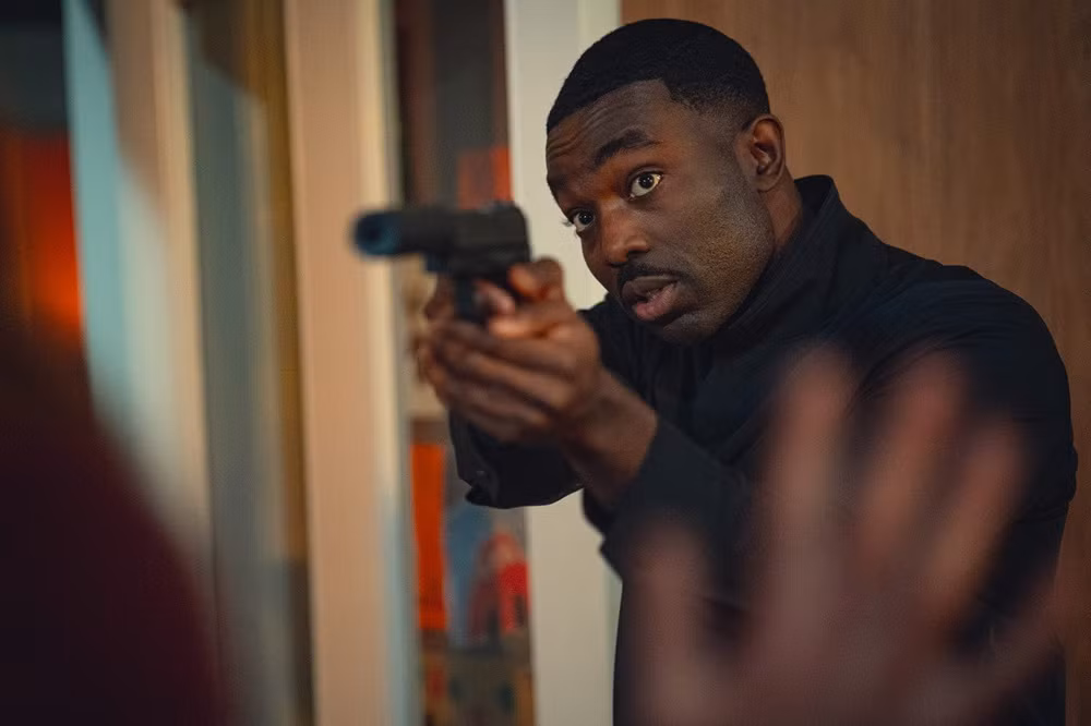 Paapa Essiedu trong Black Doves.