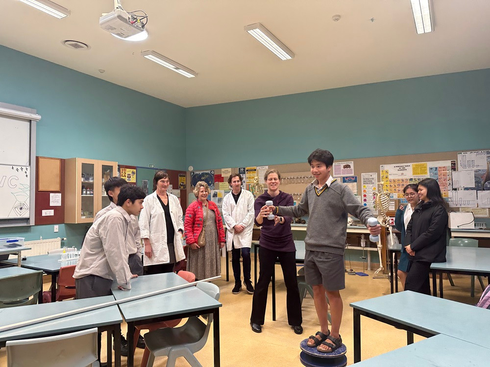 Gia Bảo (áo xám) trong giờ học ở trường. (Ảnh: Thùy Trang) Gia Bảo (áo xám) trong giờ học ở trường. (Ảnh: Thùy Trang)