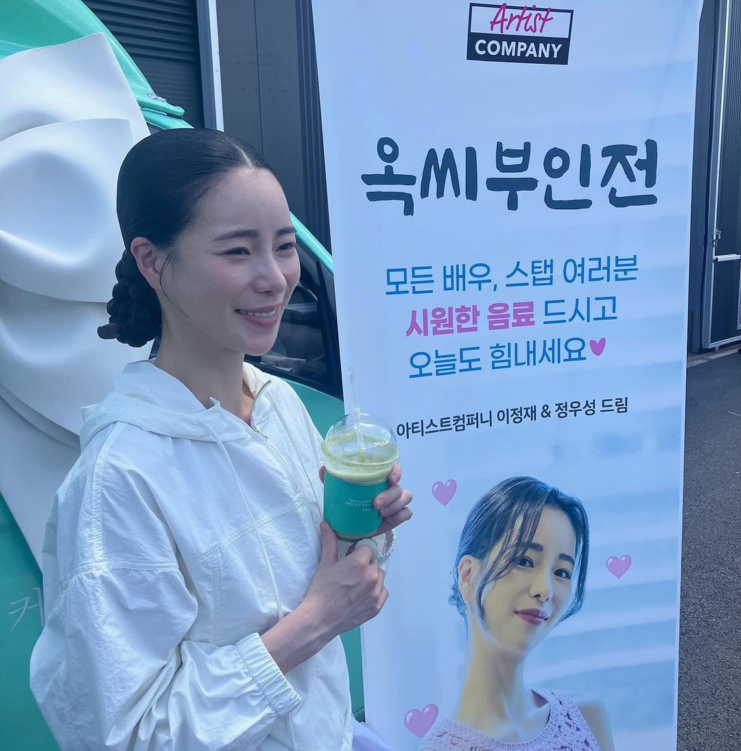 Các fan ủng hộ Lim Ji Yeon trên phim trường The Tale of Lady Ok. Các fan ủng hộ Lim Ji Yeon trên phim trường The Tale of Lady Ok.