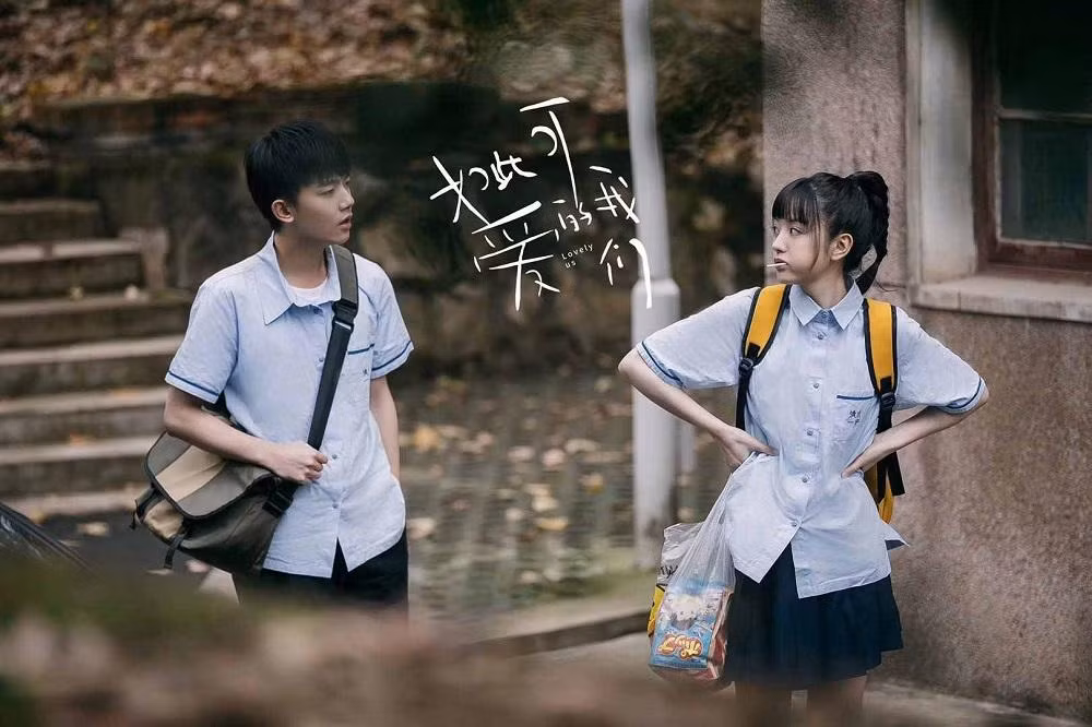 Mình chung một lớp, chung một bàn... (Minh họa: Phim Lovely Us) Mình chung một lớp, chung một bàn... (Minh họa: Phim Lovely Us)