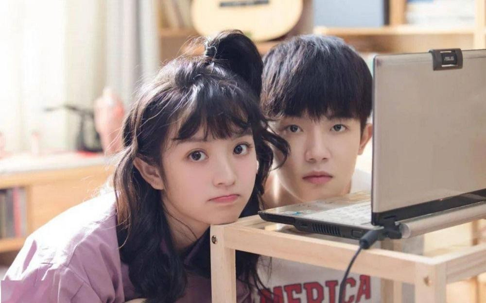 Tình cảm cứ như lá phải xanh và phượng hồng phải đỏ, rất tự nhiên mà tôi càng thích em. (Minh họa: Phim Lovely Us)