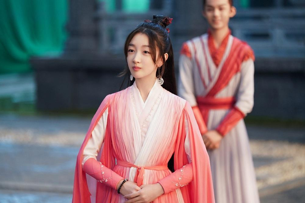 Bạn diễn Tam Kim Ảnh Hậu thiếu tiên khí, diễn xuất thiếu tiết chế.