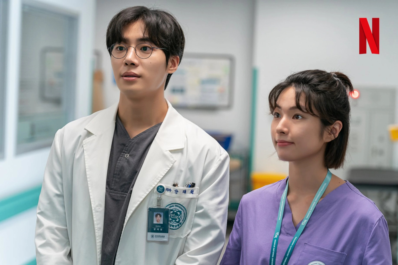 Bác sĩ "Số Một" và nữ y tá "Xã Hội Đen". Bác sĩ "Số Một" và nữ y tá "Xã Hội Đen".