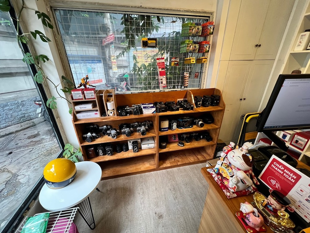 Kho tàng máy ảnh đồ sộ của Thường Xanh. (Ảnh: Paul Safford)