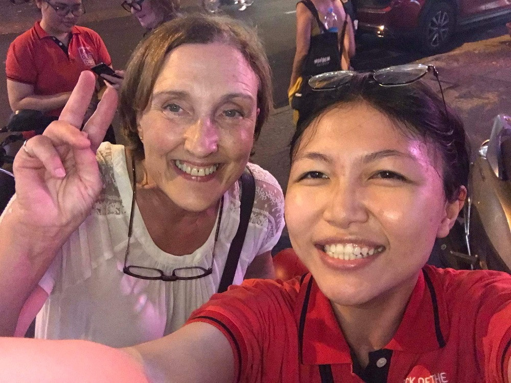 Hoài Phương selfie cùng du khách ghé thăm TP.HCM.