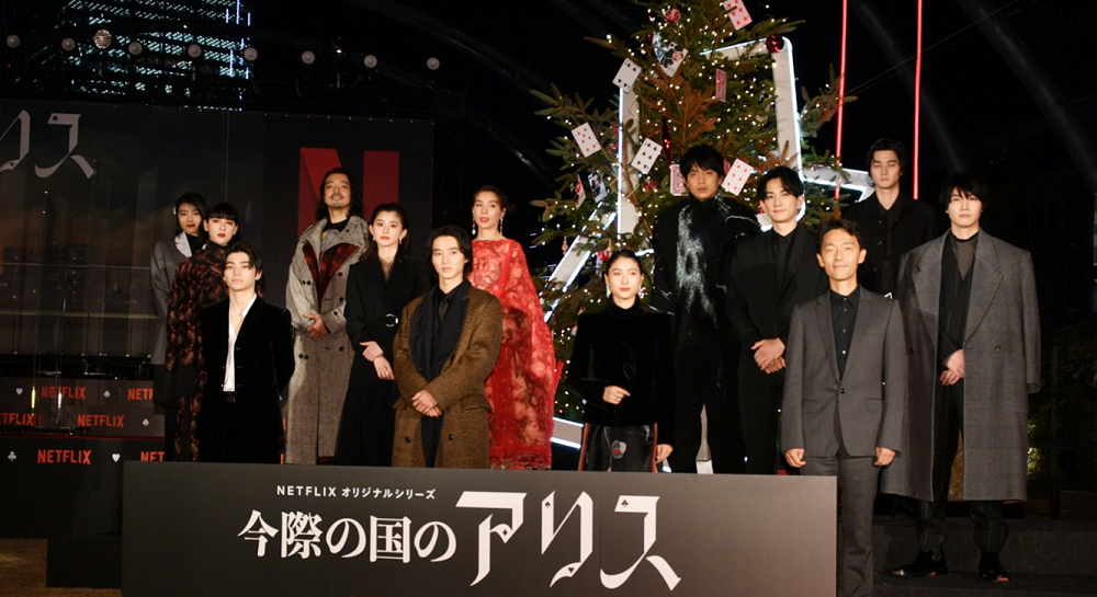 Murakami Nijiro (áo đen, ngoài cùng bên trái, đằng trước) có mặt trong buổi họp báo ra mắt Alice In Borderland mùa 1... Murakami Nijiro (áo đen, ngoài cùng bên trái, đằng trước) có mặt trong buổi họp báo ra mắt Alice In Borderland mùa 1...