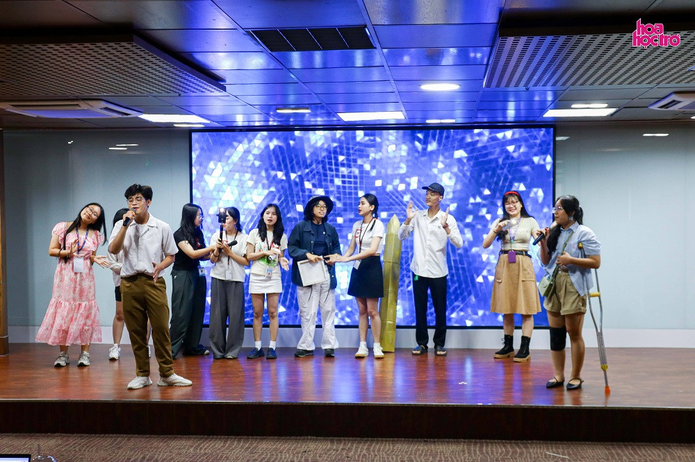 Hành trình đi tìm Ngòi Bút Vàng của đội CHUBBY + SHINE. Hành trình đi tìm Ngòi Bút Vàng của đội CHUBBY + SHINE.