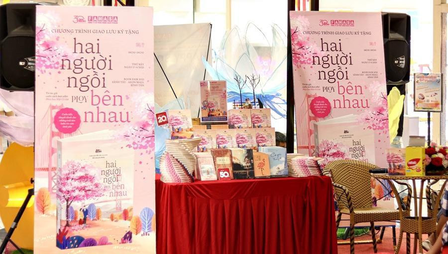 "Hai Người Ngồi Bên Nhau" là cuốn tiểu thuyết mới nhất của Ploy. "Hai Người Ngồi Bên Nhau" là cuốn tiểu thuyết mới nhất của Ploy.