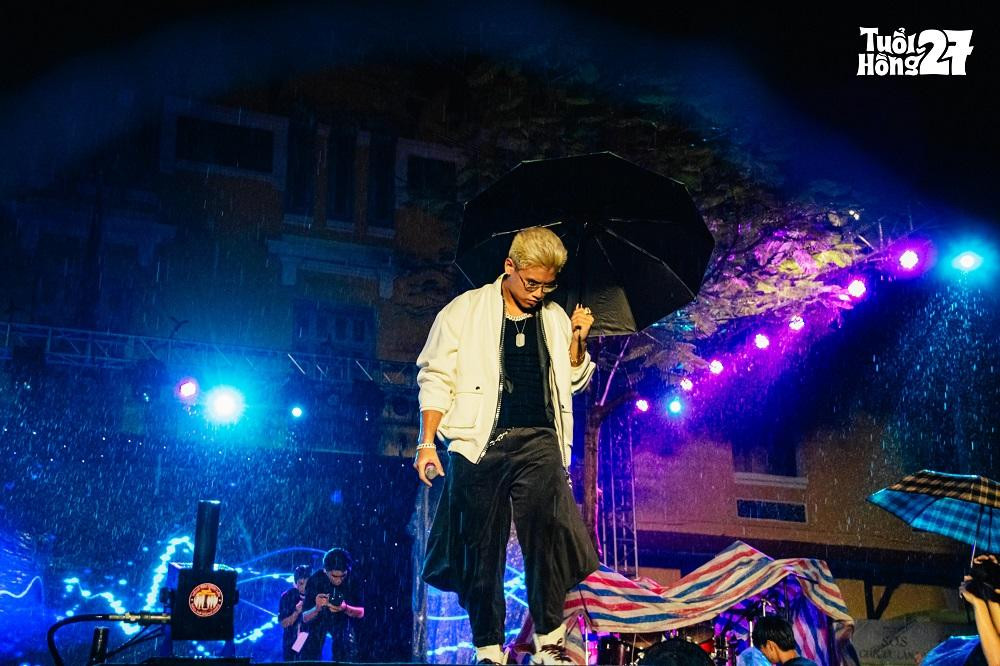 GDucky chẳng ngại trời mưa vẫn diễn hết mình! GDucky chẳng ngại trời mưa vẫn diễn hết mình!