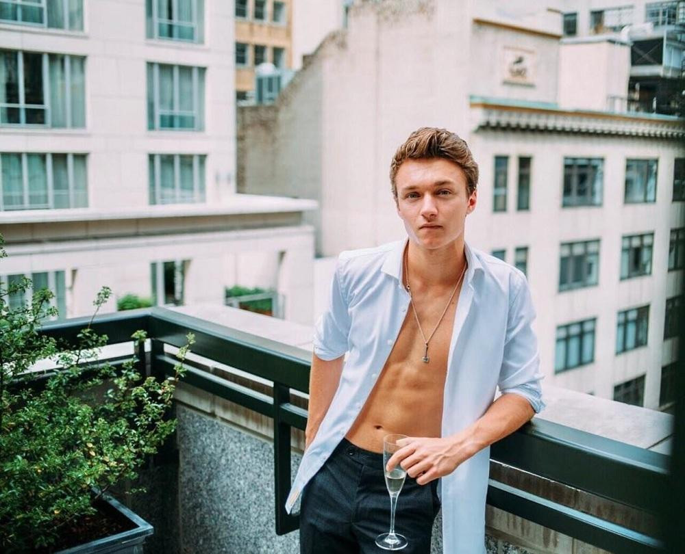 Vóc dáng và thân hình siêu chuẩn. Vóc dáng và thân hình siêu chuẩn.