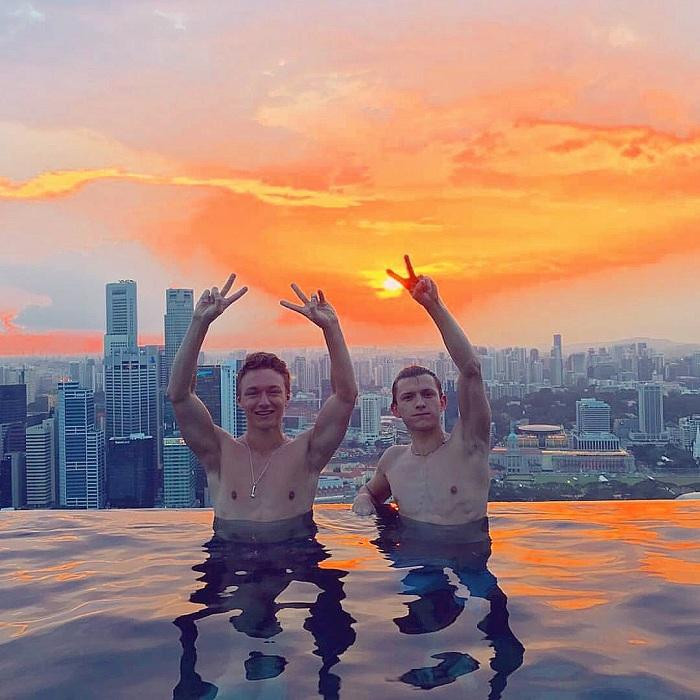 Đồng hành cùng nhau trên mọi nẻo đường. Đồng hành cùng nhau trên mọi nẻo đường.