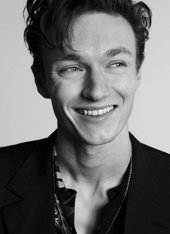 Nhưng Harrison lại có nụ cười lại rất dễ thương, phảng phất nét trẻ thơ. Nhưng Harrison lại có nụ cười lại rất dễ thương, phảng phất nét trẻ thơ.