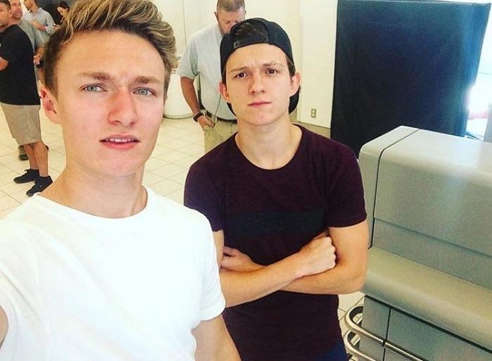 Harrison có một thời gian làm trợ lý riêng của Tom. Harrison có một thời gian làm trợ lý riêng của Tom.