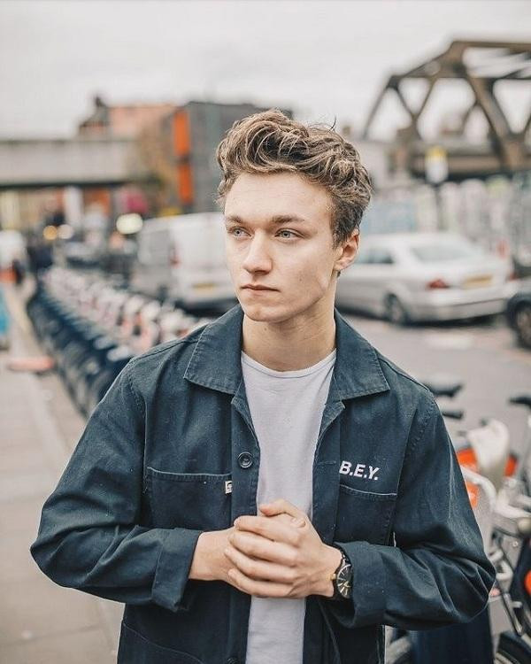 Với mái tóc vàng và đôi mắt xanh biếc. Với mái tóc vàng và đôi mắt xanh biếc.